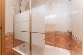 Apartment \"Playa 5 Primera Linea\" with Sea View, Private Terrace and Wi-Fi - Image 5