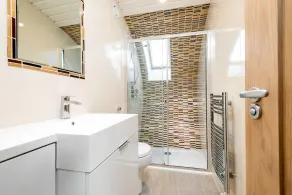 Bumble Barn Eco House - Image 4