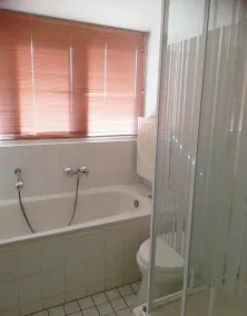 A detached 6-person bungalow with approx. 102m2 of living comfort and a lovely garden right by the water. - Image 2