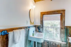 Rustic, sunny cottage w/ deck & W/D - walk to the beach & town! - Image 3