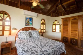 House in Tropical Eden Walking Distance to Beach - Image 4