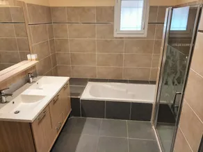 Enkelt etagers hus med pool og jord - Image 2