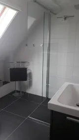 Maison meublée moderne pour 6 personnes, au bord de l'eau - WiFi !! - Image 5