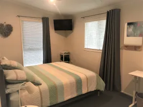 The Lake Guesthouse - Image 5