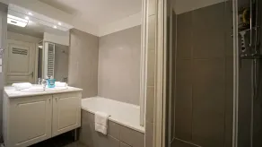 Spectacular! 2 bedrooms apartment at the Lake shores with parking - Image 3