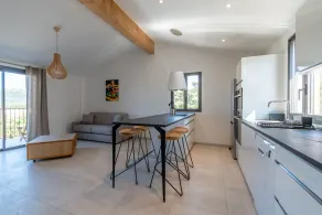 T2 apartment, located on the 1st floor, a few meters from the beach - Image 4