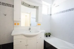 Renovated 3 bedroom apt with Acropolis View - Image 3