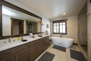 Spacious Elegance, 5 en-suites, hiking trail to town, packed with amenities! - Image 4