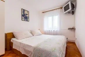 Apartment with large garden to play football - Image 5