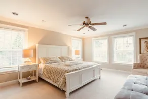 The Hudson House ❤️Luxurious 8 BR + 6 BA in Central Van with Jacuzzi and Sauna ❤️ - Image 5