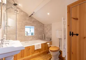 High-quality bolthole and cosy sanctuary for 2 people in a picturesque village location with WiFi. - Image 4