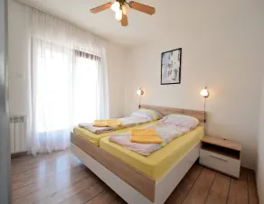 Apartamento para dos personas con terraza y vista al mar Malinska, Krk (A-20417-a) - Image 3