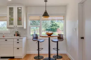 Remodeled cozy farmhouse on a 100 acre hazelnut orchard! - Image 5