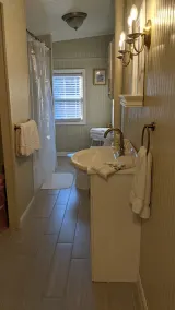 LYNN'S HISTORICAL BEAUTY - Image 2