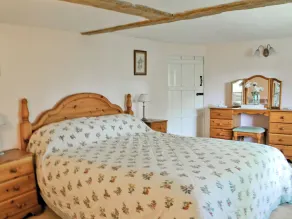4 bedroom accommodation in Mellis - Image 4