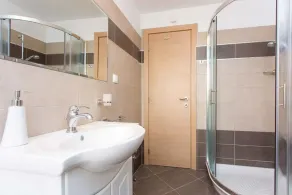 Holiday apartment with terrace and air conditioning - Image 3