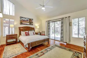 Ideal location close to shopping , parks, lake. - Image 5
