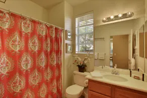 Spacieux Oceanside Family Home - Image 5