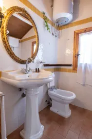 Reggia, in small medieval village characteristic apartment with fireplace - Image 3