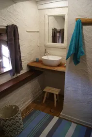 Die Hütte mitten im Wald, nicht weit von den Wasserfällen entfernt - Image 3