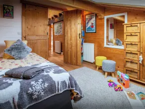 Chalet Morclan - family retreat for 8, jacuzzi & great views - OVO Network - Image 5