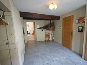 Gîte spacieux avec terrasse, confort moderne dans un cadre verdoyant et propice aux balades. - Image 2