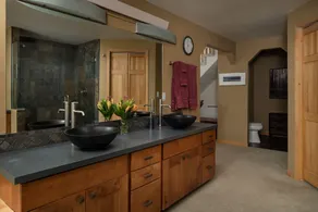 Spacious 4 BR mountain home with pool table, hot tub, and incredible views - Image 5