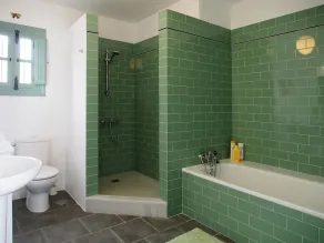Bondgård i privilegierat läge, med privat pool och etablerade trädgårdar. - Image 3
