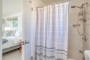 Modern Lakefront Home with Incredible Water Views, Next to Regatta Park - Image 3