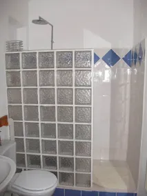 Smuk lejlighed i fantastisk stenbygget hus i store rolige grunde - Image 2
