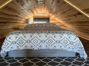 The Romantic LOVE NEST mountain Log Cabin w/ Lake view-5 minutes from the beach! - Image 4