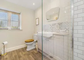 1 bedroom accommodation in Boston - Image 2