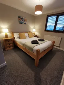 Waterside River Retreat - sleeps 6 guests in 3 bedrooms - Image 5