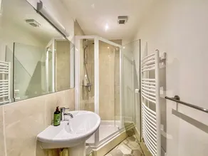 4 bedroom accommodation in South Cerney - Image 3