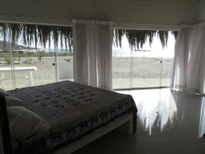 casa relajante frente al mar con piscina privada, perfecta para descansar. - Image 4
