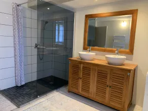Pretty renovated farmhouse - Image 2