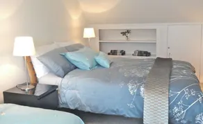 Lovely Townhouse with garden overlooking the Square sleeps 2-5+ comfortably - Image 5