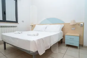El Residence Holiday Rendez Vous nació en pleno corazón de la ciudad de Pineto, a pocos pasos de la playa y de la calle principal. El apartamento 58, en el piso SABBIA, tiene entrada independiente, orientada al oeste, y una terraza con jardín equipada - Image 2