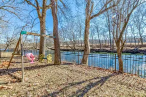 Peaceful Niangua River Retreat - Image 4