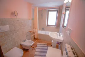 Hus med privat / inhägnad pool 5 km från Amelia. Tyst gata och fin utsikt - Image 3