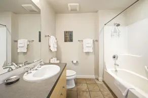 Cozy 1 bedroom condo steps away from the lake - Image 3