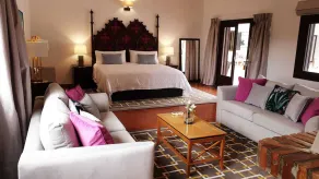 Impresionante, villa privada de 7 habitaciones con piscina y cancha de tenis iluminada - Image 2