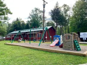 RIVERFRONT 2 STORY, 4 BR, 2 Bath, Washer/Dryer, HOT TUB, Pet Friendly - Image 2