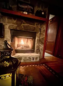 A Cozy Creekside Cabin Hideaway for Two — Fireplace, Hot Tub & Quiet Woods - Image 2