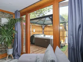 LITTLE LODGE, romantic, character holiday cottage in King's Lynn - Image 2