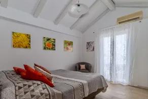 Apartment CLARA with 2 terraces with sea view 30m from the beach - Image 5