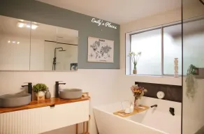 Emily’s Place - GREAT VIEWS, HUGE UNIT with MINTY KITCHEN - Image 2