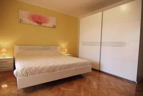 Holiday apartment with balcony and air conditioning - Image 4