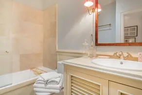 Elegant 3 Bedroom Apartment in Exclusive Barrio Salamanca Stylish & Spacious Padilla III - Image 2