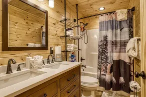 Hilltop Hideaway 3 Bedroom Cabin by RedAwning - Image 3